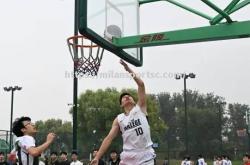 米兰体育-热血拼搏！球员奋力争夺荣耀！