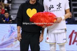 米兰体育-福建男篮主场大胜，乐观气氛感染全场观众！
